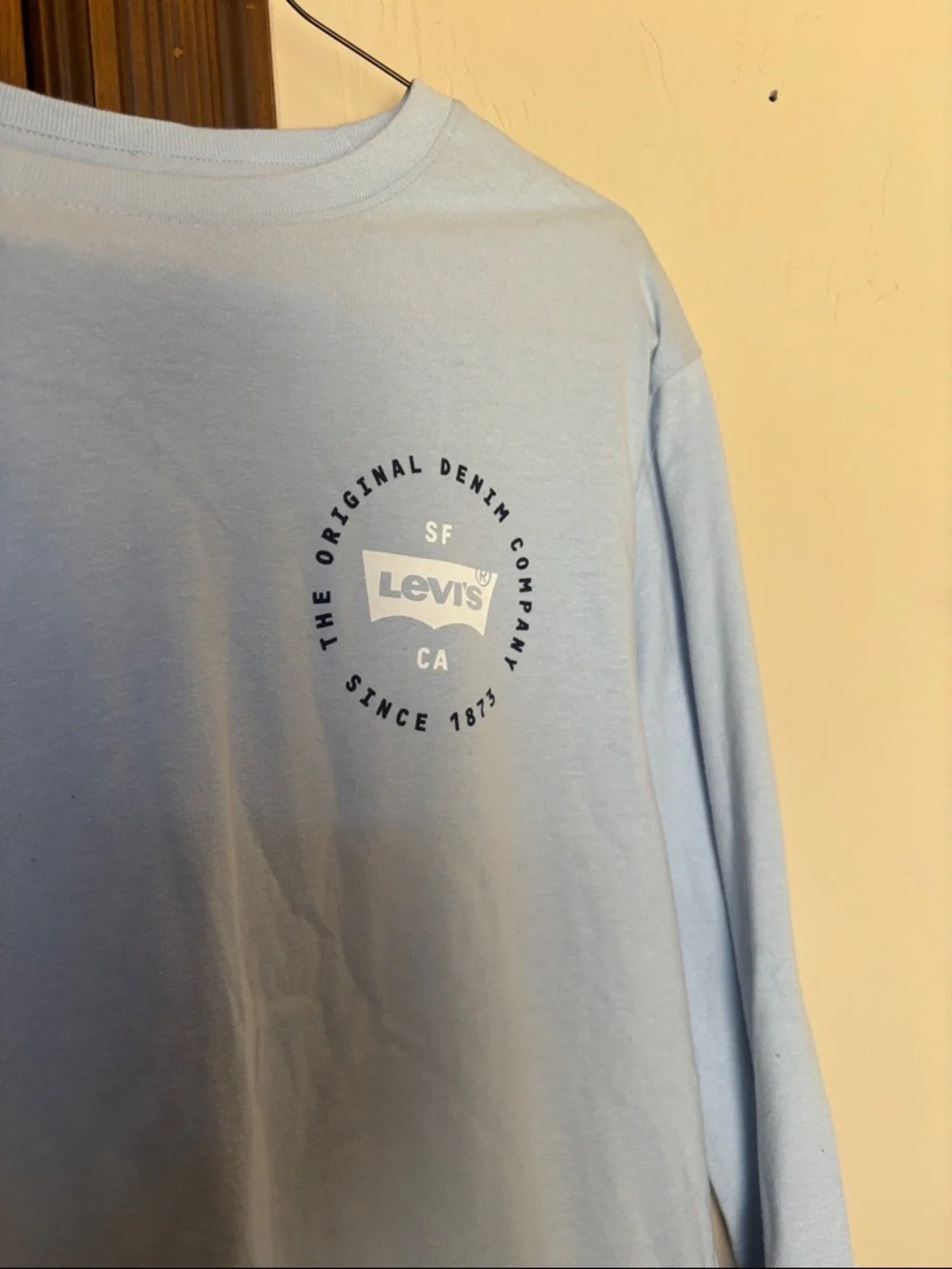 Levi’s long sleeve tee! Small